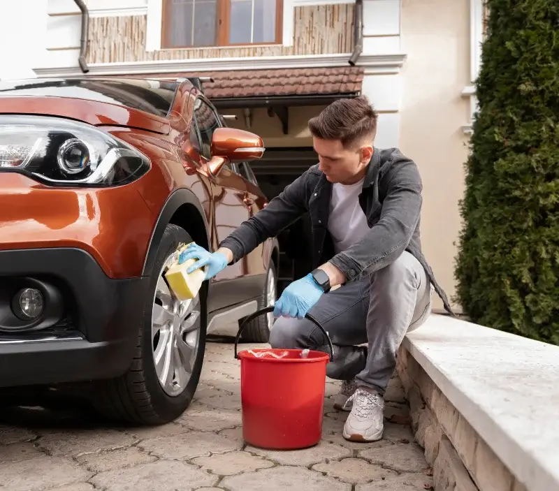 Lavage auto à domicile Rochefort-en-Terre : professionnel intervenant sur un véhicule